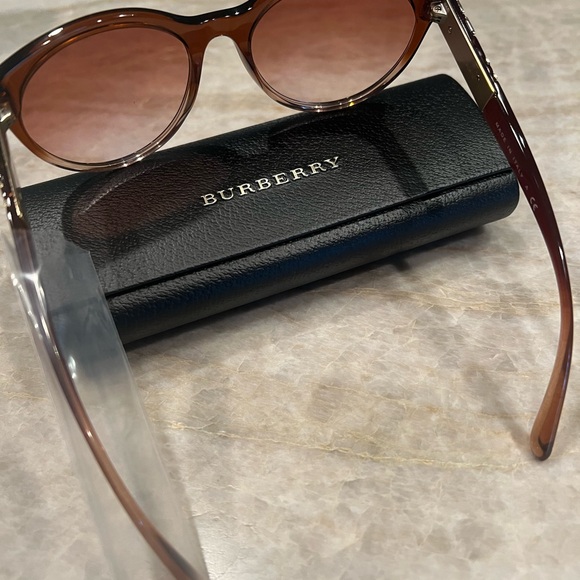 Brand New in box Burberry sunglasses - Picture 6 of 11
